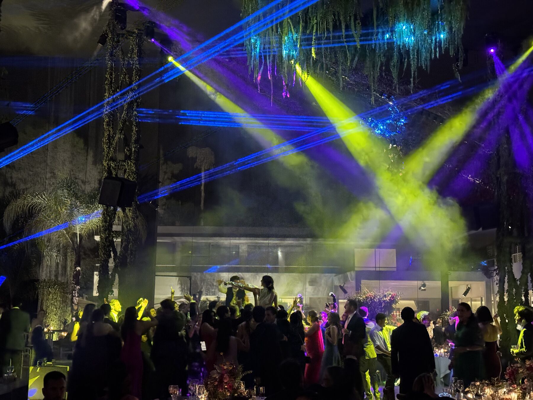Pista de baile bajo beams verdes y azules