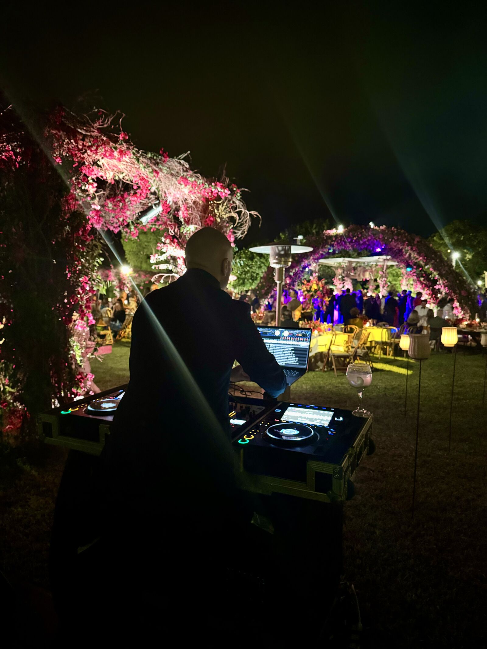 Martín Rivas detrás de su setup en un evento nocturno