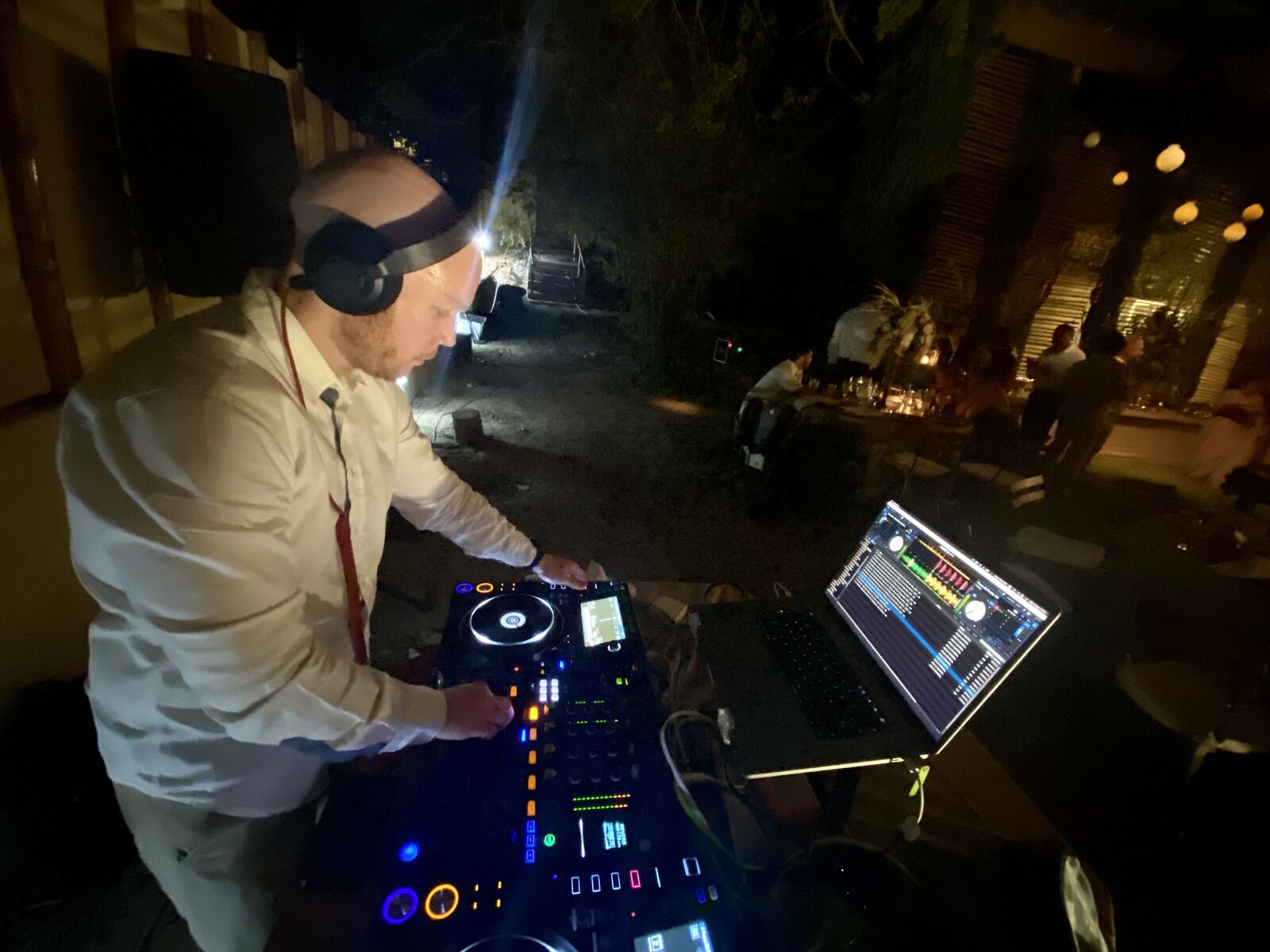 Vista desde la cabina del DJ con la pista al fondo